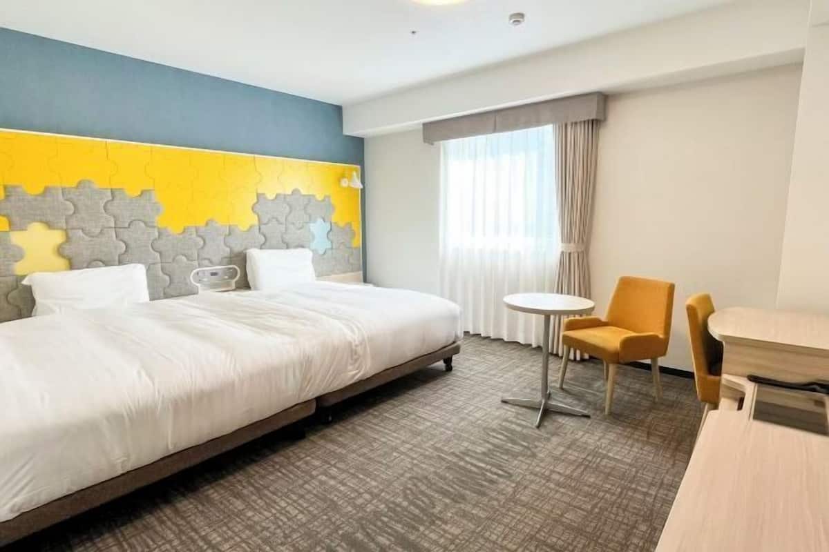 Cofres nos quartos, escrivaninha, cortinas blackout