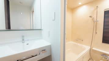 Separate bathtub and shower, deep-soaking bathtub, free toiletries