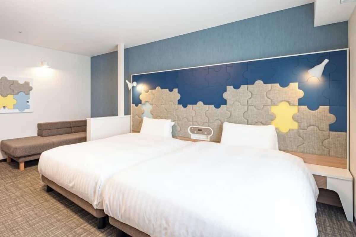 Cofres nos quartos, escrivaninha, cortinas blackout