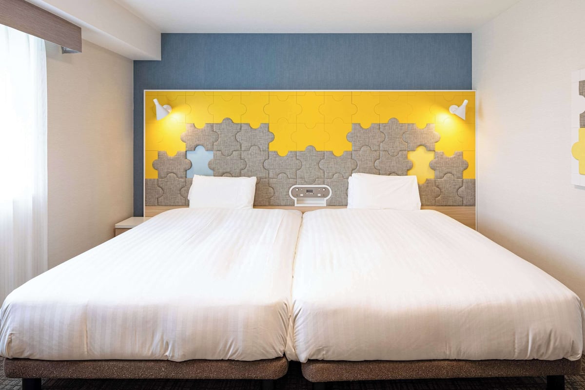 standard twin room, non smoking | in-room safe, desk, blackout curtains, soundproofing