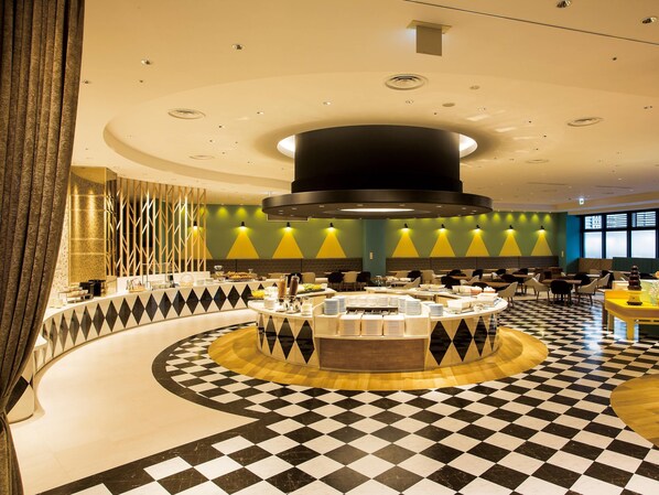 Daily buffet breakfast (JPY 2000 per person)