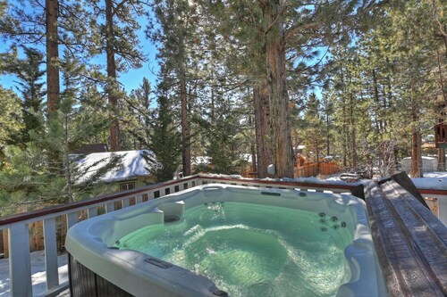 La Casa Bella by Destination Big Bear : Pool Table! Pinball! Hot Tub! Propane BBQ! Log Furnishings! WiFi!