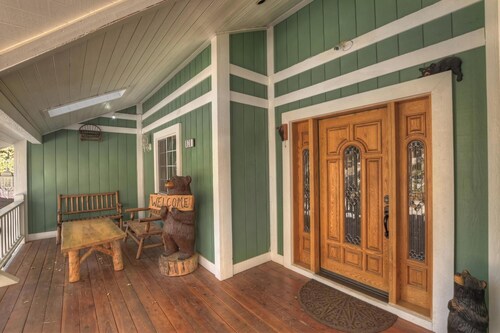 HOT TUB! PET FRIENDLY! Two Game Rooms! Propane BBQ! Log Furnishings! WiFi!