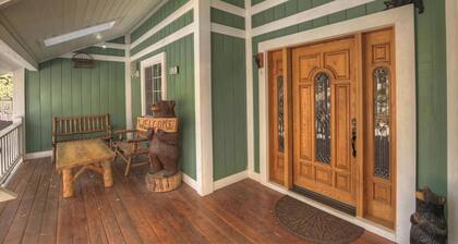 HOT TUB! PET FRIENDLY! Two Game Rooms! Propane BBQ! Log Furnishings! WiFi!
