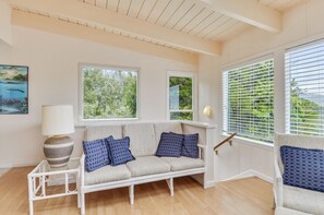 Smart TV, fireplace, DVD player, stereo