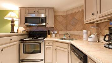 Fridge, microwave, stovetop, dishwasher