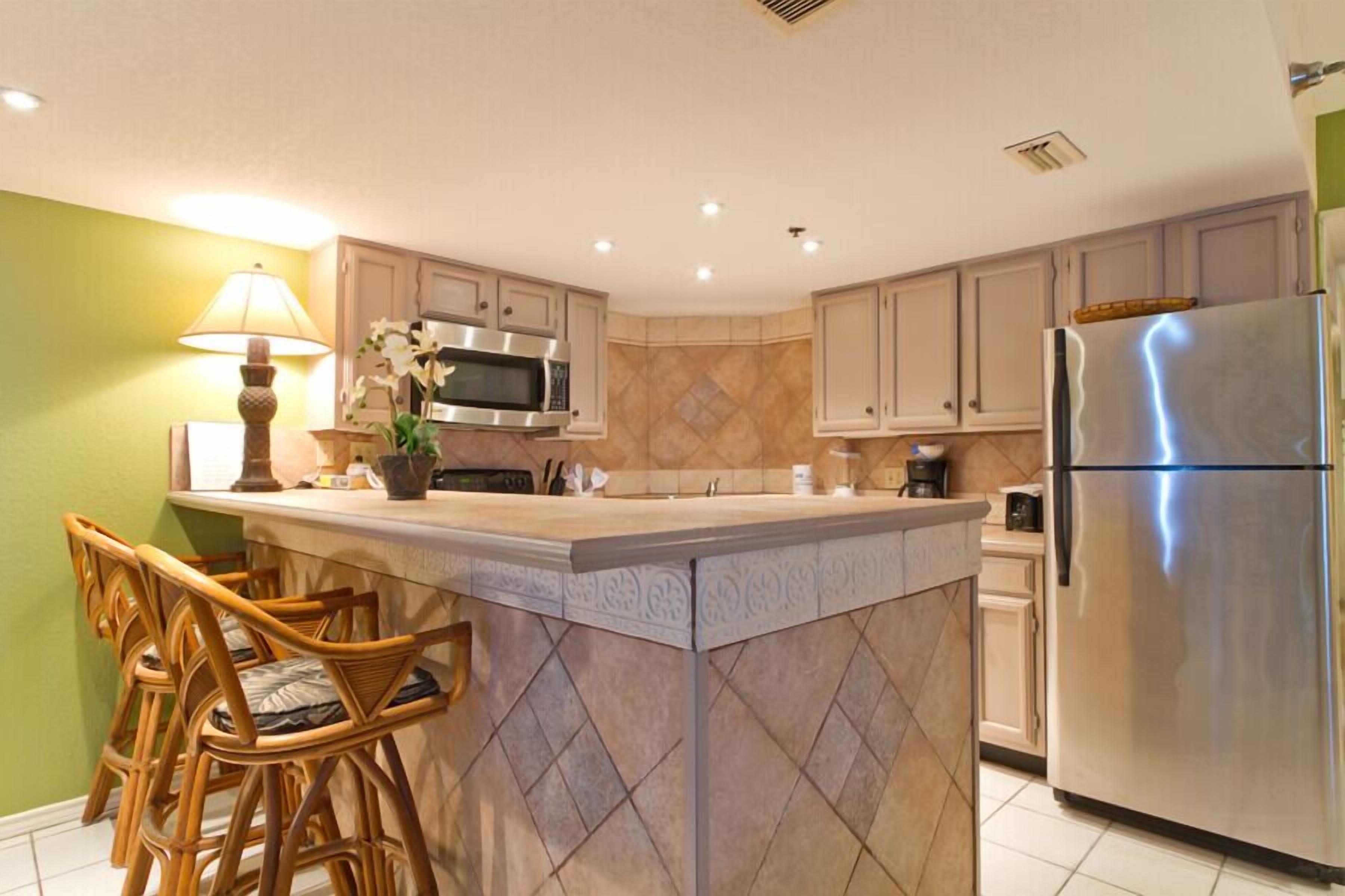 Een koelkast, een magnetron, een kookplaat, een vaatwasser