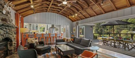 Télévision à écran plat, lecteur de DVD, chaîne hi-fi