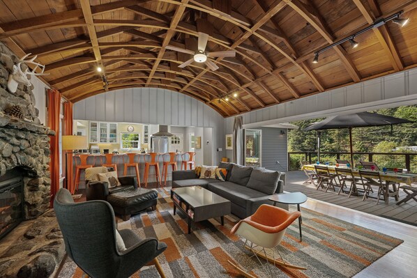 Televisión de pantalla plana, reproductor de DVD y estéreo 