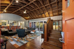 Televisión de pantalla plana, reproductor de DVD y estéreo 