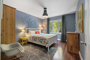 4 bedrooms, desk, iron/ironing board, WiFi