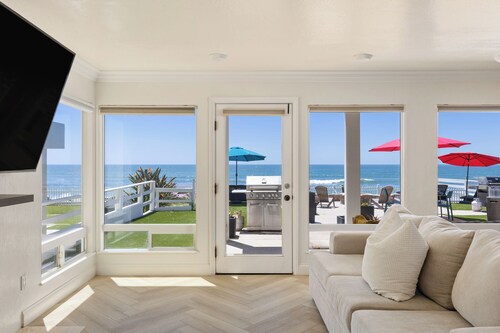 Lower Level Pet Friendly Beachfront Duplex with a Spa P913-2