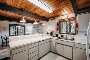 Fridge, microwave, coffee/tea maker, toaster - 98SL - Hot Tub - BBQ - Pets Ok - WiFi - Sleeps 6 by RedAwning (Glacier)