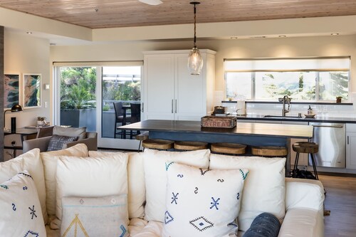 Ylellinen 2 makuuhuoneen / 2 kylpyhuoneiston kattohuoneisto Shell Beachissä, näkymä rannikolle ympäröivillä parvekkeilla