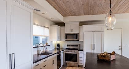 Luxury 2 Bed/2 Bath Penthouse in Shell Beach, Overlooking the Coast with...