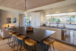 Un four, surface de cuisson, vaisselle et ustensiles, machine à glaçons