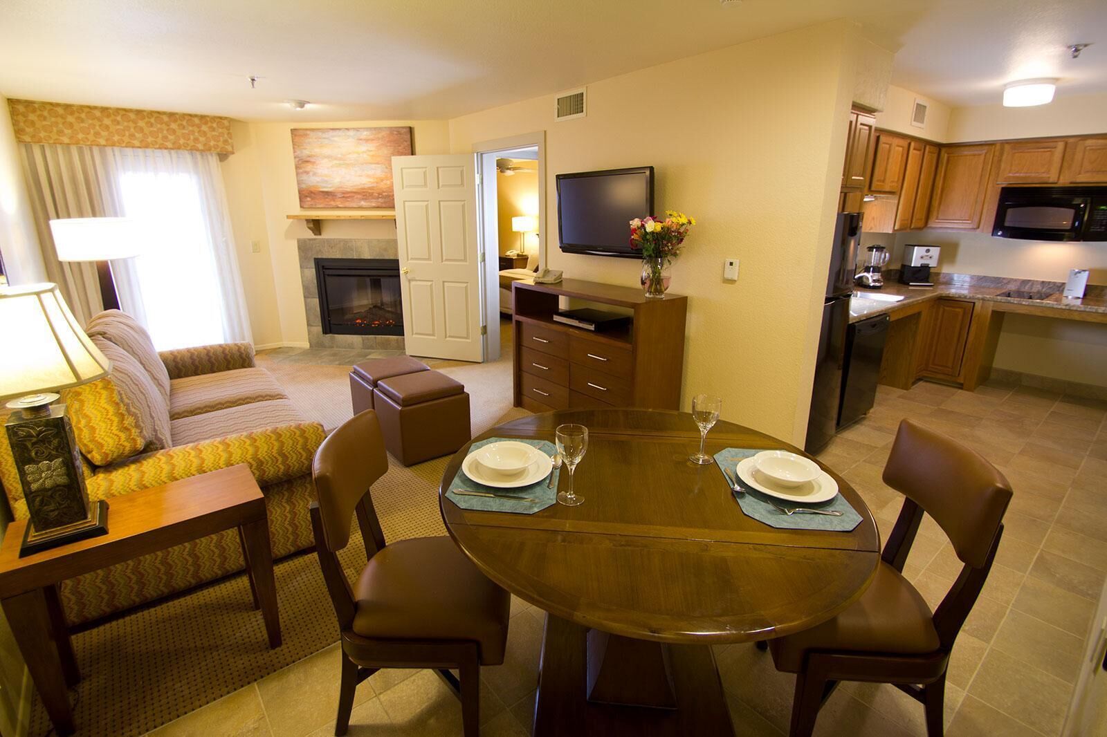 Spacious 1 Bedroom Deluxe Suite w/ Resort Pool ,WiFi & More