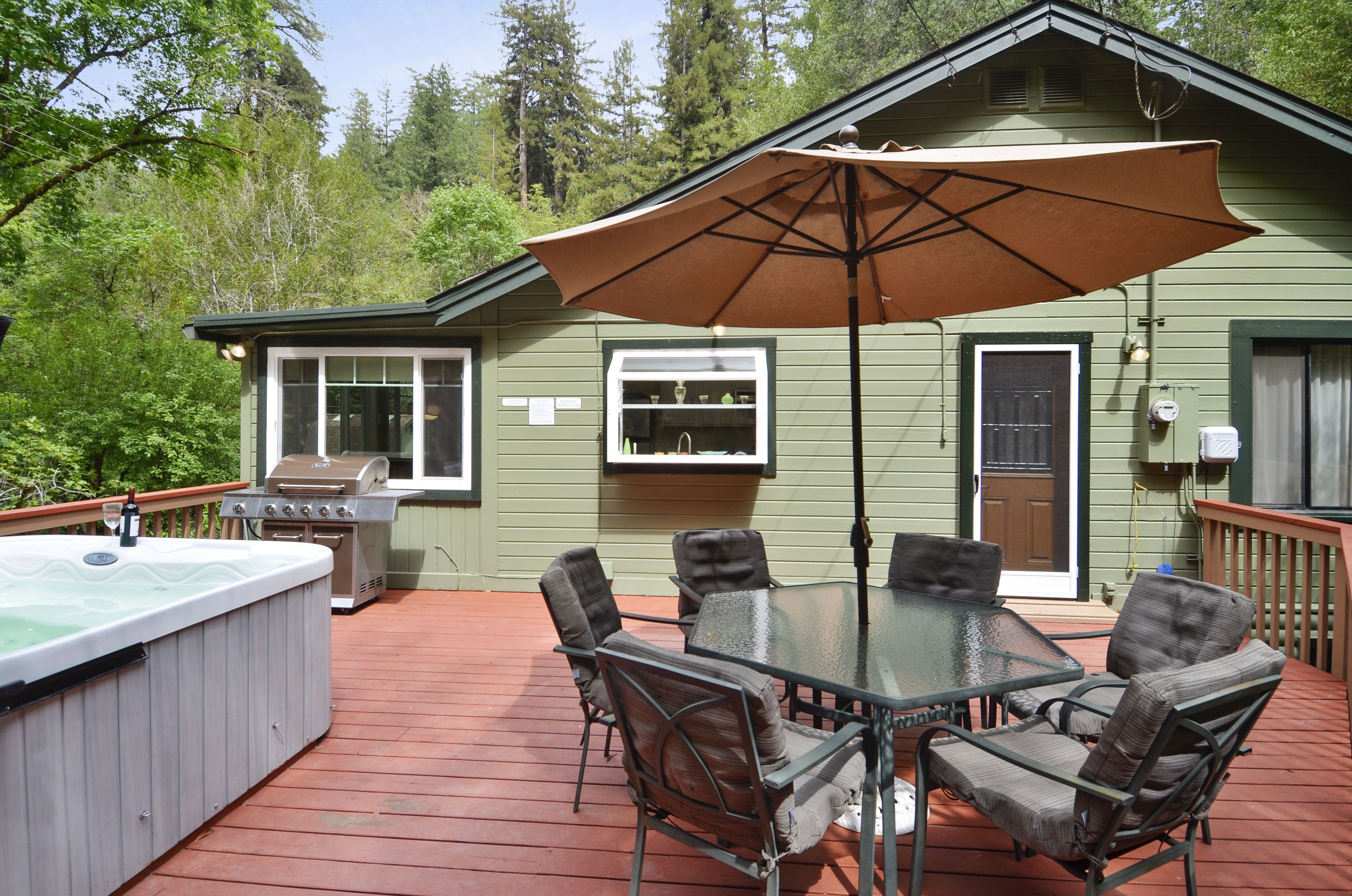 Family Retreat, Creek, Spa, Dog Friendly! Fall, Winter and Spring Special!