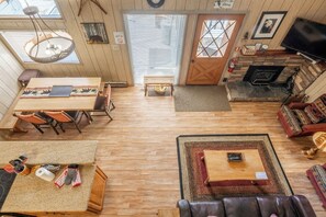 TV, fireplace, DVD player - Chalet #10, Bike/ Hike in Summer at Ski in Ski Out (Mammoth Lakes)