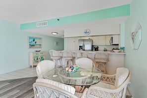 Dining - Chateaux 501- GULF FRONT Condo - Amazing Views (Indian Shores)