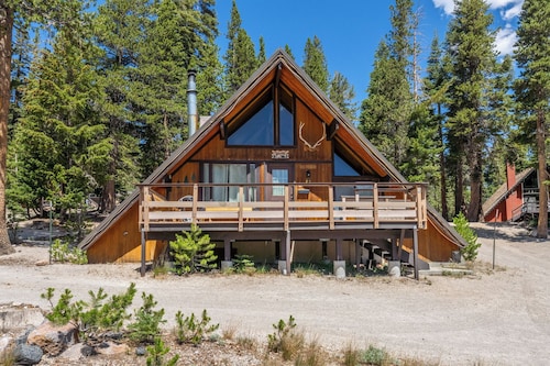 Chalet #2, Charming Ski In/ Ski Out Steps to the M