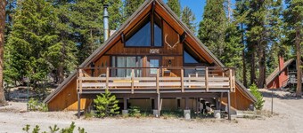 Chalet #2, Charming Ski In/ Ski Out Steps to the M