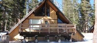 Chalet #2, Charming Ski In/ Ski Out Steps to the M