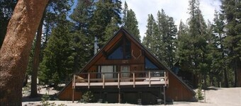 Chalet #2, Charming Ski In/ Ski Out Steps to the M