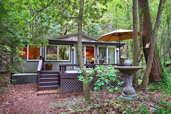 Een vakantiehuis met terras, patio en een vogelbad.