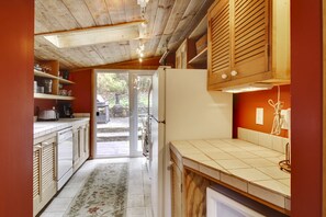 Kjøleskap, mikrobølgeovn, kokeplater og oppvaskmaskin