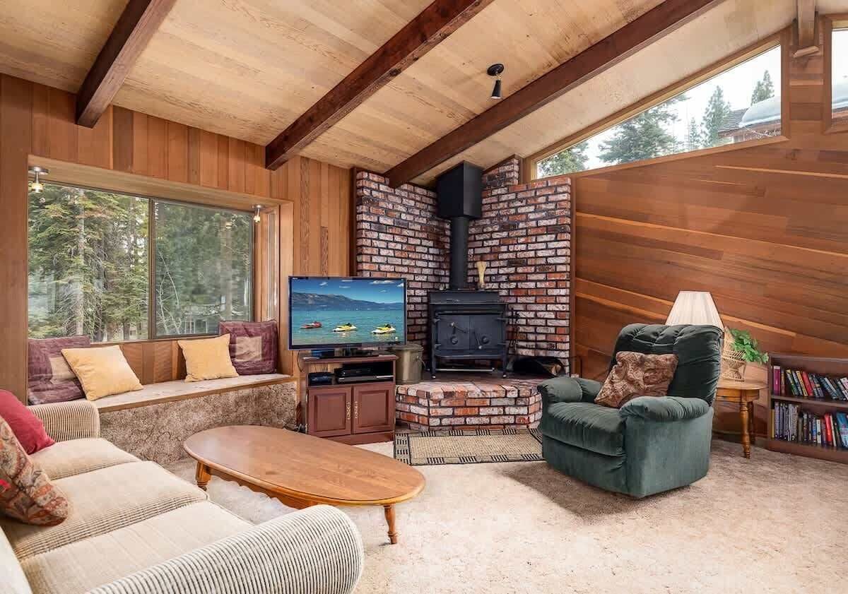 Fernseher, Kamin, DVD-Player, Bücher