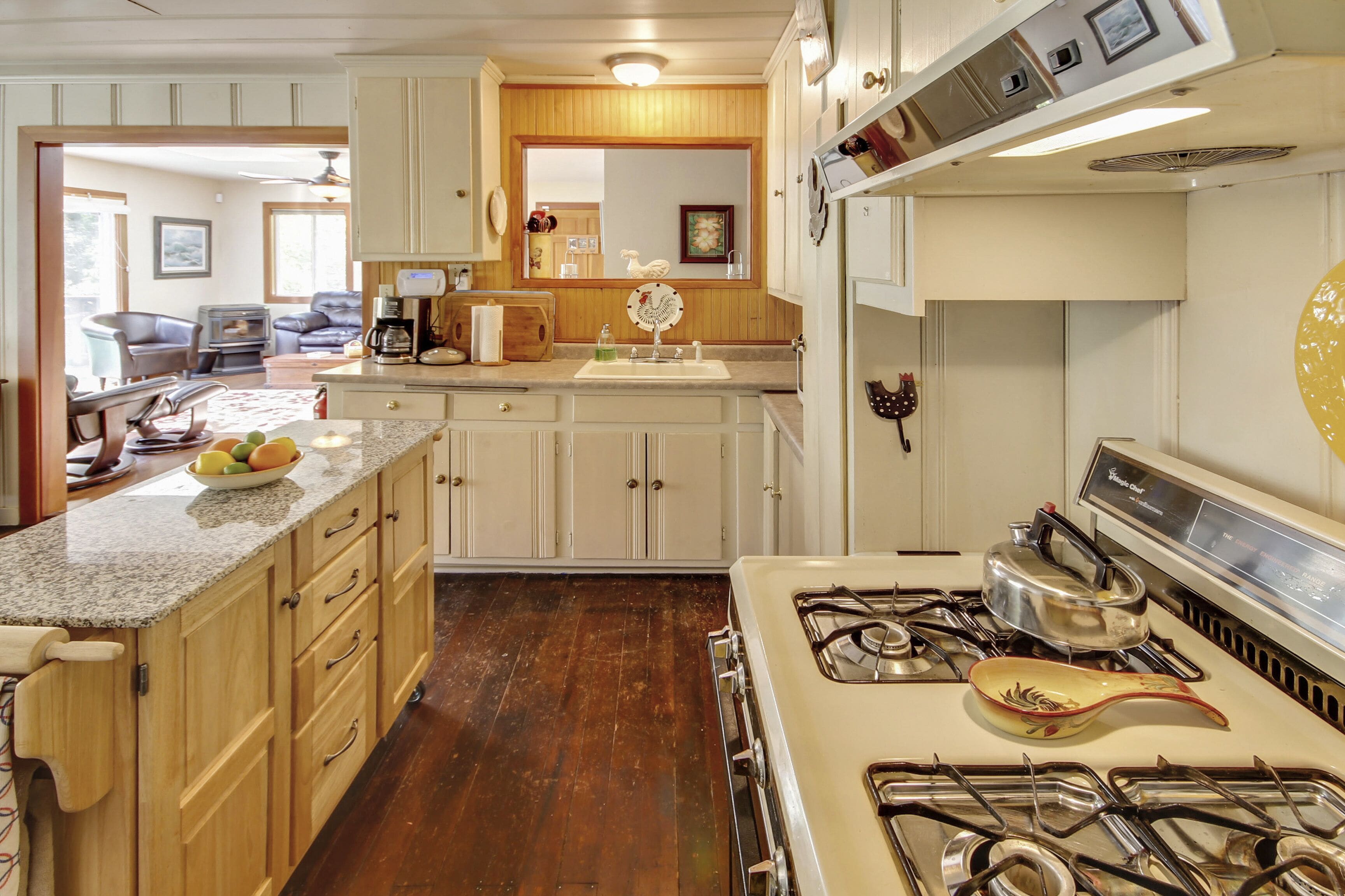 Kjøleskap, mikrobølgeovn, kokeplater og kaffetrakter/tekoker