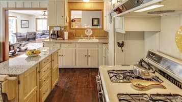 Kjøleskap, mikrobølgeovn, kokeplater og kaffetrakter/tekoker