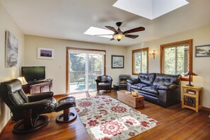 Smart TV, fireplace, DVD player, ping pong