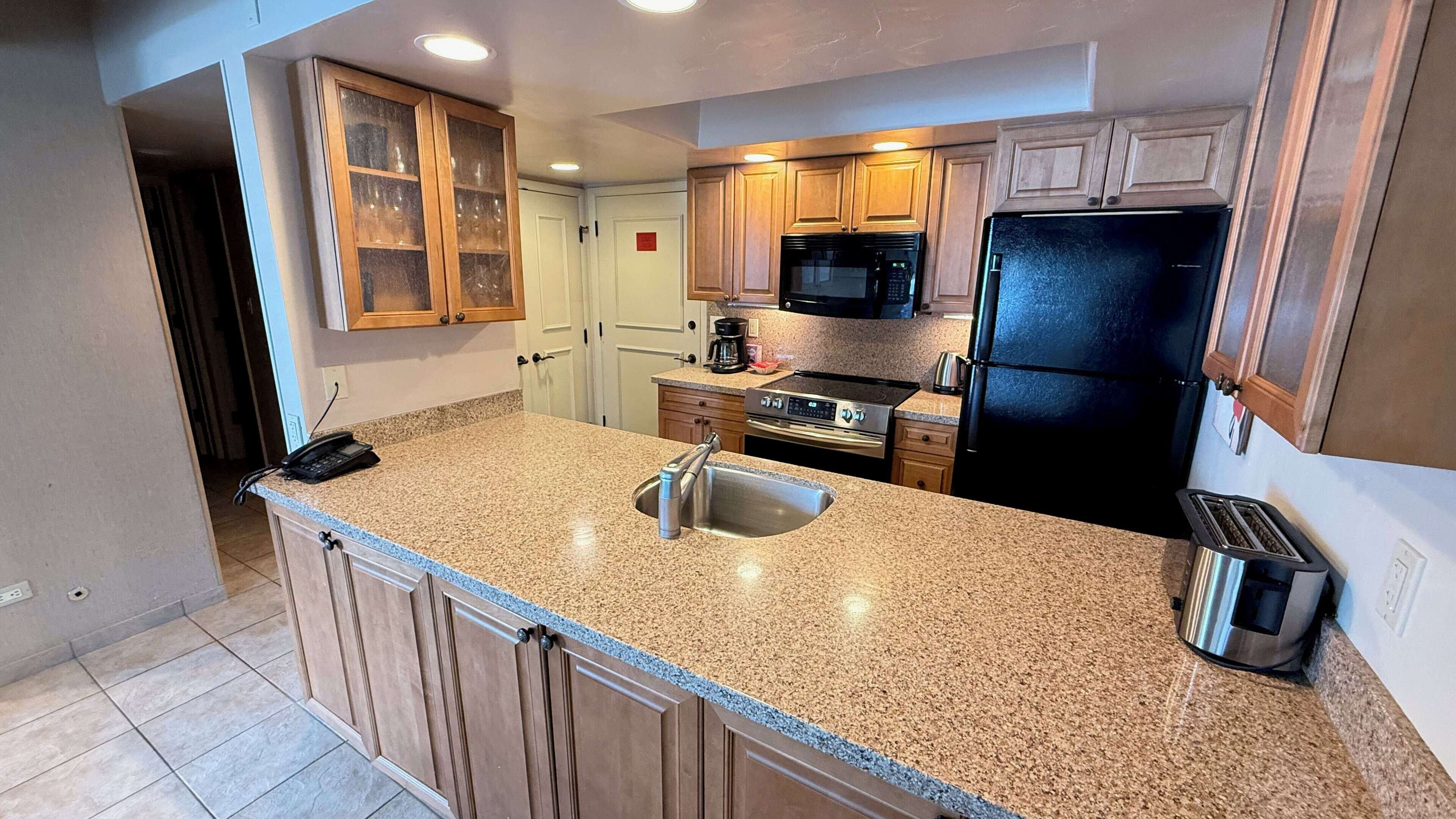 Kylskåp, mikrovågsugn, ugn och spishäll