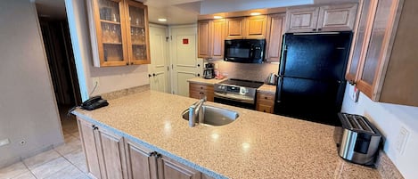 Kylskåp, mikrovågsugn, ugn och spishäll