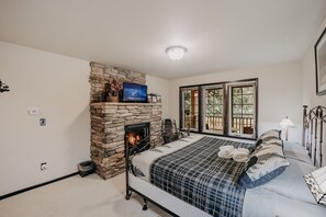 2 bedrooms, WiFi, bed sheets - 89GS - Hot Tub - Pets Ok - WiFi - Sleeps 4 by RedAwning (Glacier)