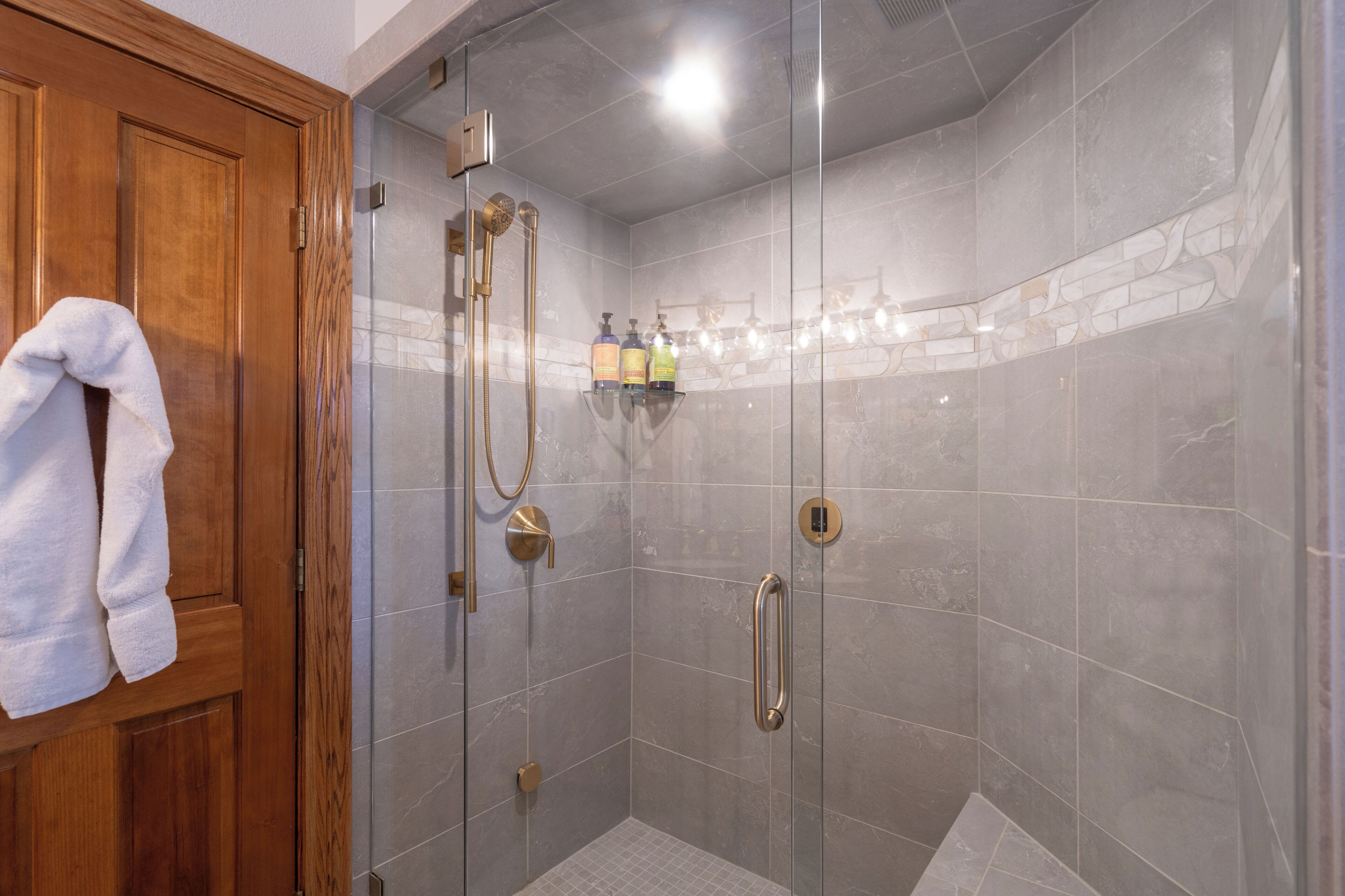 Combined shower/tub, jetted tub, hair dryer, towels