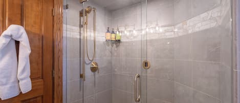 Combined shower/tub, jetted tub, hair dryer, towels