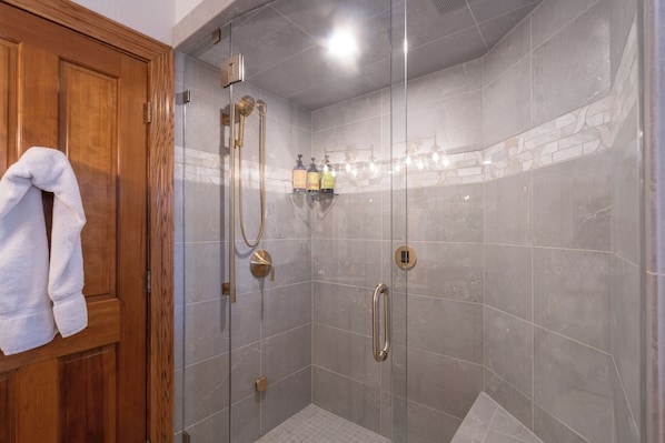 Combined shower/tub, jetted tub, hair dryer, towels