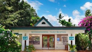 Ein Gebäude mit der Aufschrift "ACCOMMODATIONS / GUEST RECEPTION" und einem Schild für "SUITE PARADISE".