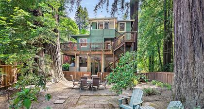 Monte Rio Treehouse ~ Dog Friendly, Redwoods, Walk to Restaurants and River