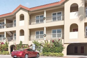Exterior - Bradenton Beach Club 228 - Anna Maria Island - Condo 2 Bedroom/ 2 Bath, maximum occupancy of 6 people. (Bradenton Beach)