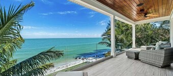 Felicity: Luxury Bayfront Home, Heated Pool, Hot tub and more!