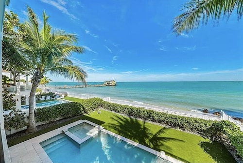 Felicity: Luxury Bayfront Home, Heated Pool, Hot tub and more!