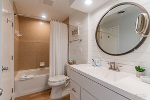 Badekar, hårføner og håndklær