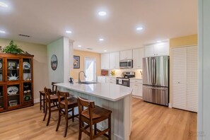 Fridge, microwave, oven, stovetop - 688 Queens Grant, Short Walk to the Beach (Hilton Head Island)