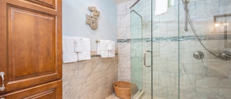 Regadera, amenidades de baño gratuitas, secadora de cabello