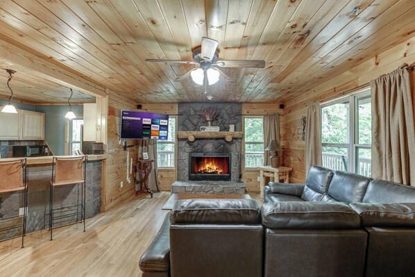 Smart TV, fireplace - Whispering Waters- Private w/ Sounds of the River (Cleveland)