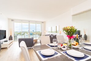 Dining - Spacious condo on high floor with amazing bay & city views. WIFI + Parking (Sunny Isles Beach)